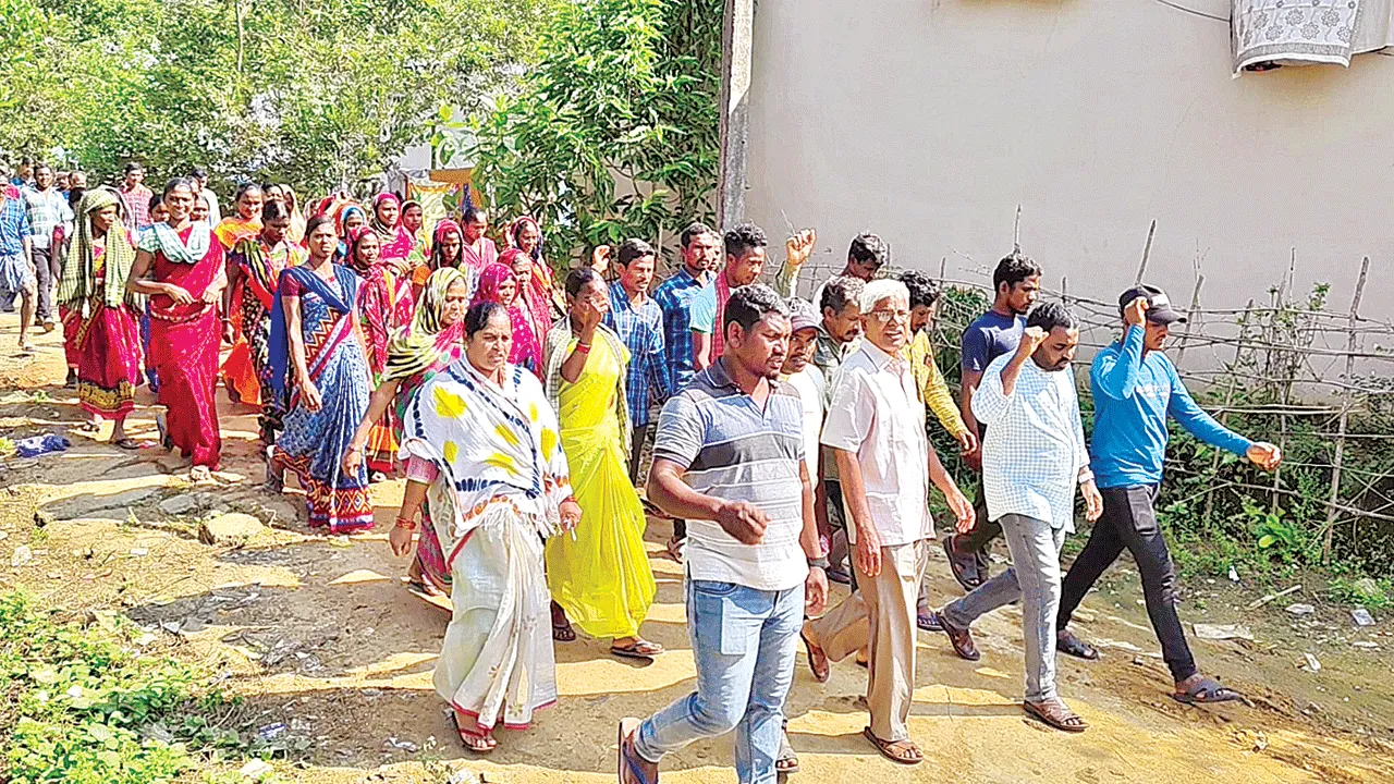 ప్రాణాలర్పించైనా బడిదేవర కొండను కాపాడుకుంటాం