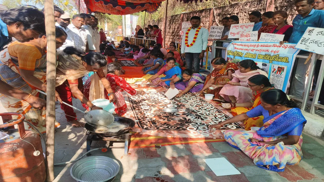కొనసాగుతున్న సమగ్ర శిక్షా ఉద్యోగుల సమ్మె