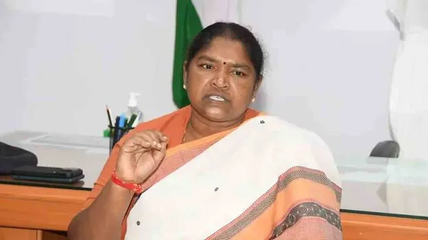 Minister Seethakka: కళ్లలో నిప్పులు పోసుకుంటున్నారు.. BRS నేతలకు గట్టిగా ఇచ్చిపడేసిన మంత్రి సీతక్క..