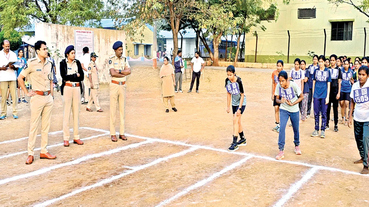 మహిళా అభ్యర్థులకు దేహదారుఢ్య పరీక్షలు