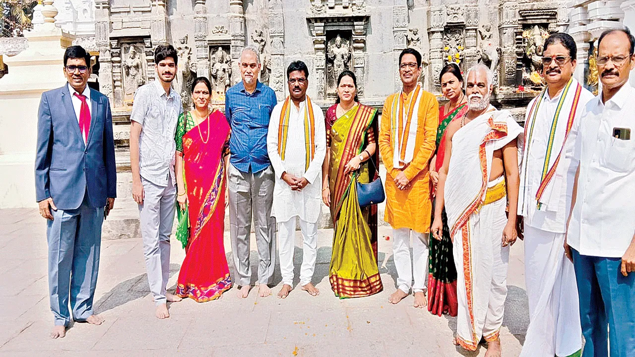 శ్రీకూర్మనాథుడు, ఆదిత్యుడ్ని దర్శించుకున్న తెలంగాణ హైకోర్టు న్యాయమూర్తులు