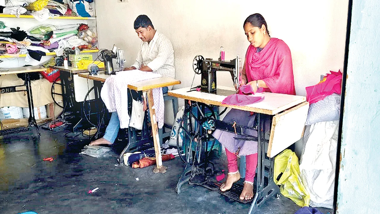 Shortage of work for tailors కుట్టు మిషన్లు తిరగట్లే!