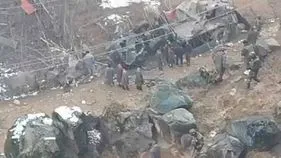 లోయలో పడిన ఆర్మీ వాహనం