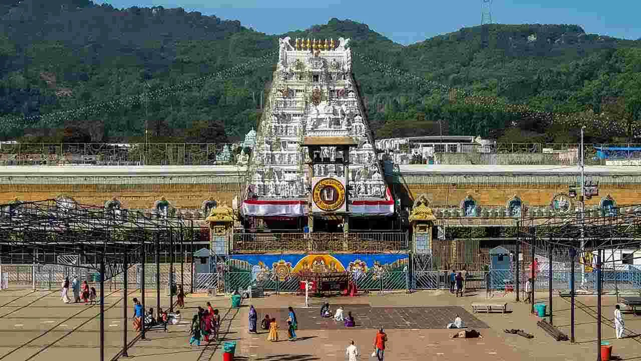 Tirumala: మళ్లీ రిపీట్.. శ్రీవారి ఆలయం పైనుంచి విమానం.. భక్తుల ఆగ్రహం