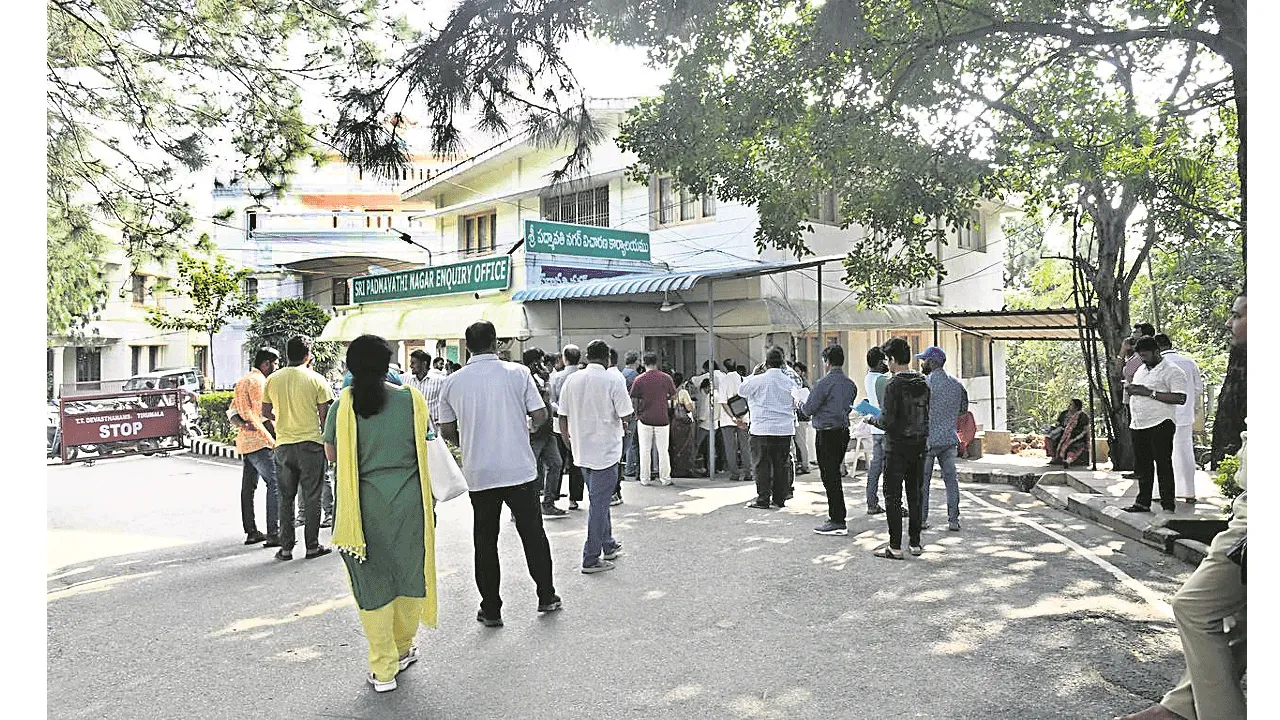 సిఫార్సులున్నా గంటల తరబడి నిరీక్షణ