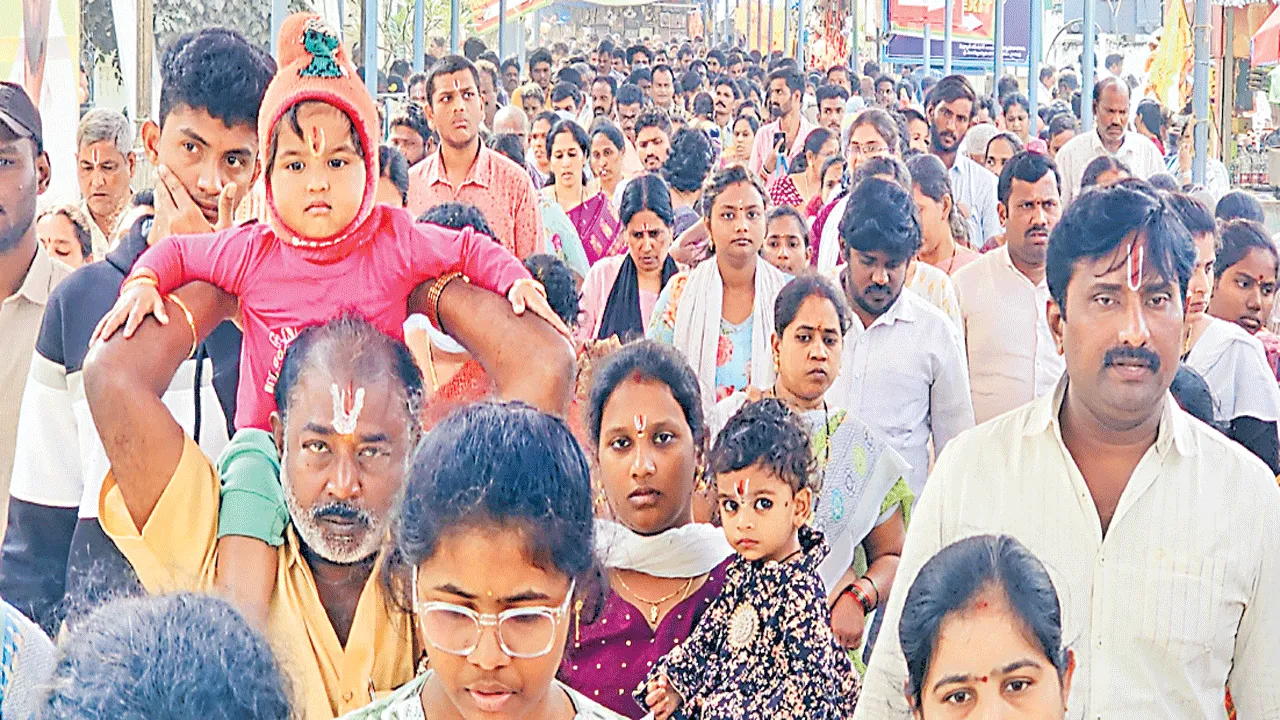వాడపల్లికి పోటెత్తిన భక్తజనం