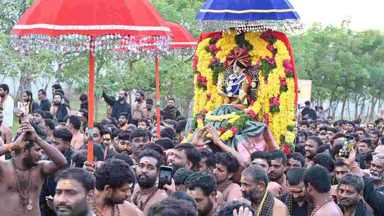 యాదాద్రి  గిరిప్రదక్షిణలో అయ్యప్ప స్వాములు