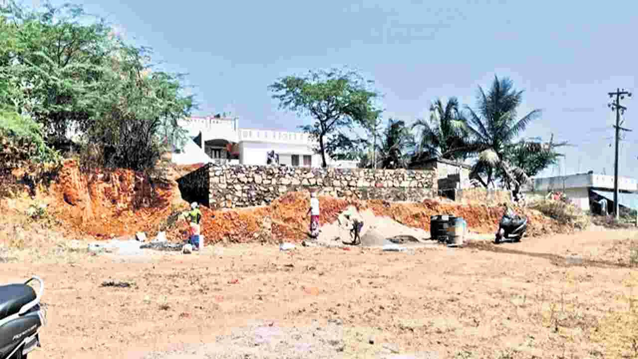 Land Encroachments : చనిపోయినా.. ఊరు విడిచినా భూములు ఫట్‌