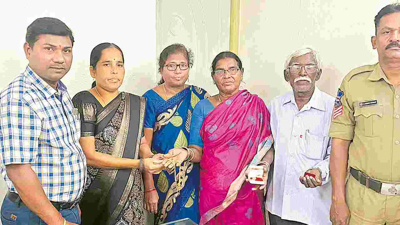 RTC Conductor: నిజాయితీ చాటుకున్న మహిళా కండక్టర్‌