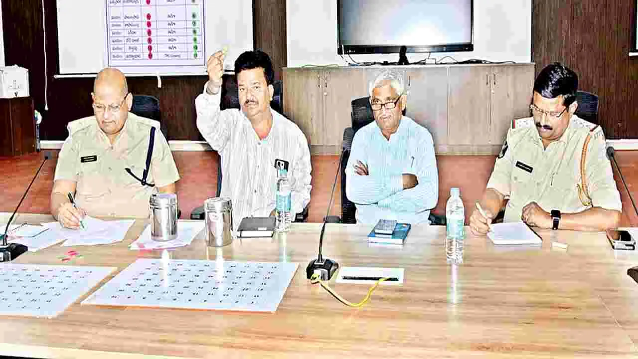 కల్లు గీత కార్మికులకు మద్యం షాపులు