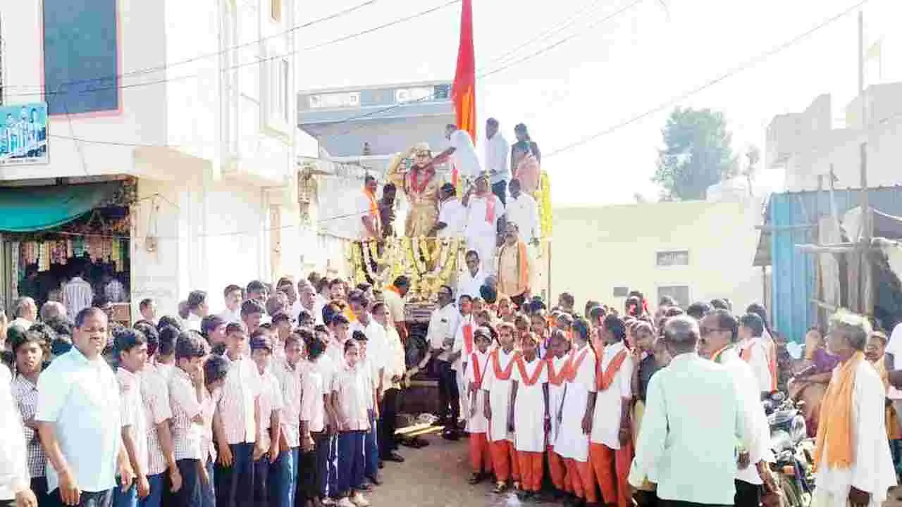 నేతాజీ జీవితం ఆదర్శం కావాలి