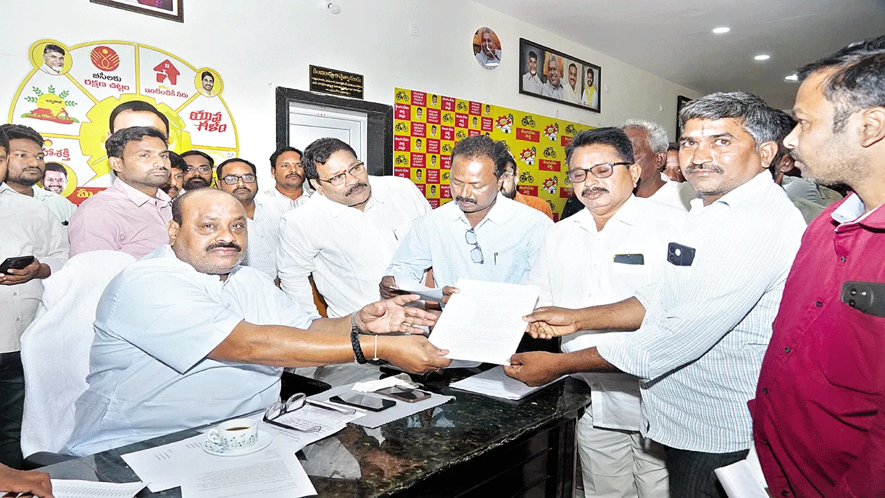 అర్హులందరికీ పథకాలు: మంత్రి అచ్చెన్న
