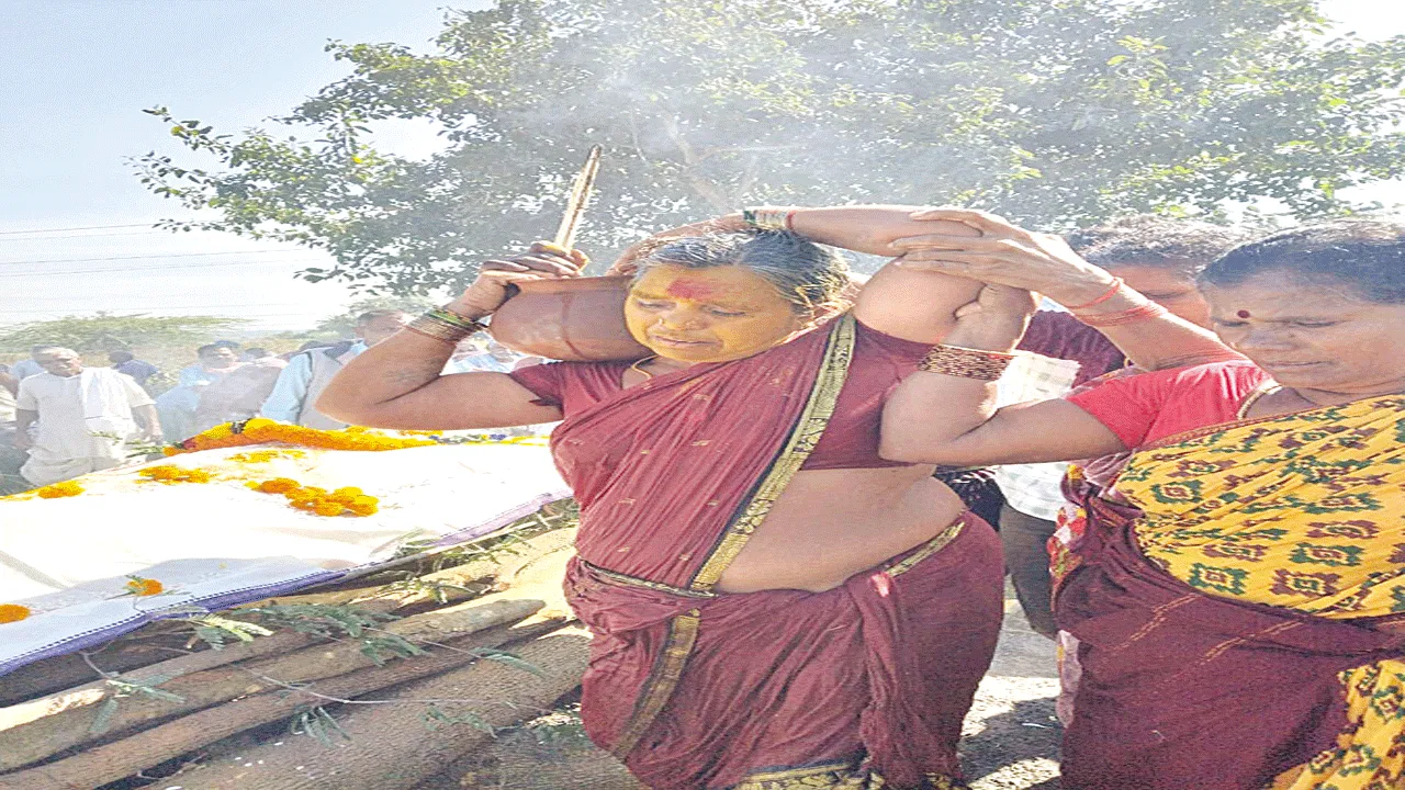 భర్తకు భార్య అంత్యక్రియలు