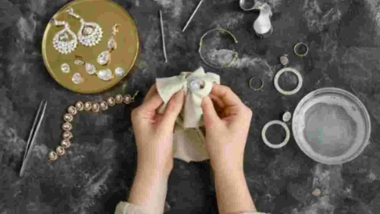 Jewellery Care Tips: మీ ఆభరణాలు నల్లగా మారాయా.. ఈ చిట్కాలతో వాటిని మెరిసేలా చేయండి..