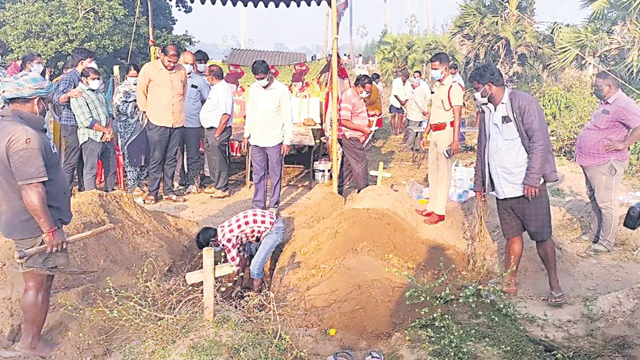 పూడ్చిపెట్టిన వివాహిత మృతదేహానికి పోస్టుమార్టం