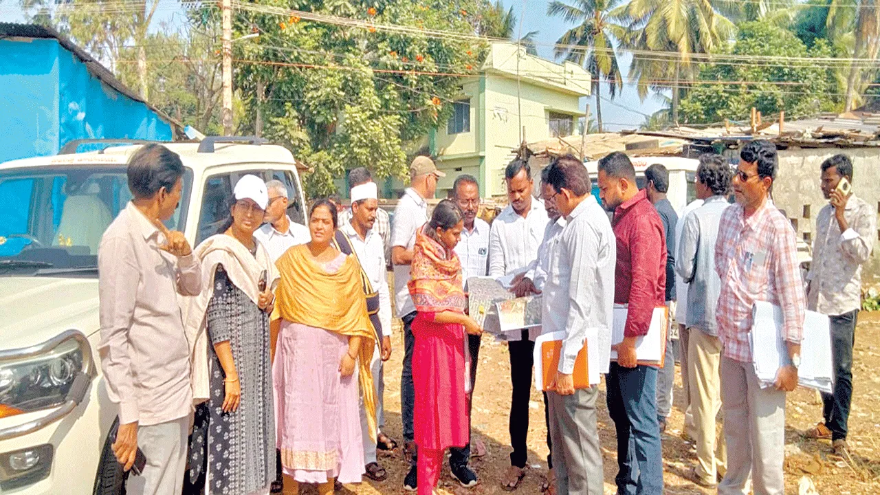Court: కోర్టు ఆదేశాలతో.. ఉరుకులు.. పరుగులు