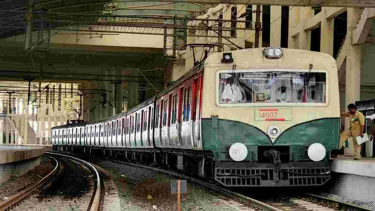 AC suburban train: ‘ఏసీ’ సబర్బన్‌ రైలు ట్రయల్‌ రన్‌..