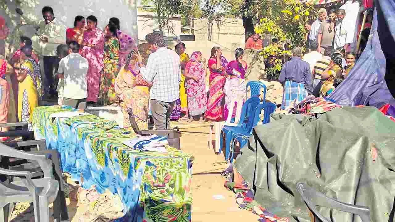 టెంటు పీకేసి, అధికారులను నిలదీసి