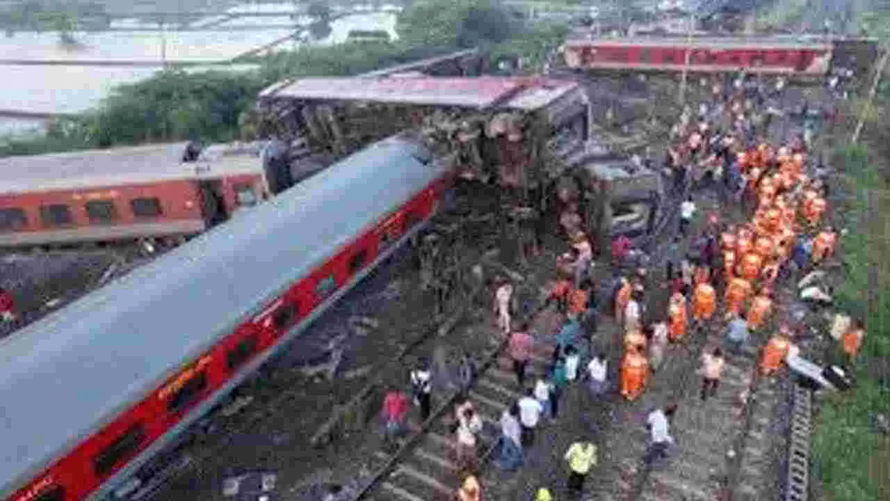 Train Accident: రైలు ప్రమాద బాధితులు.. నష్ట పరిహారం ఎలా క్లెయిమ్ చేసుకోవాలంటే..?