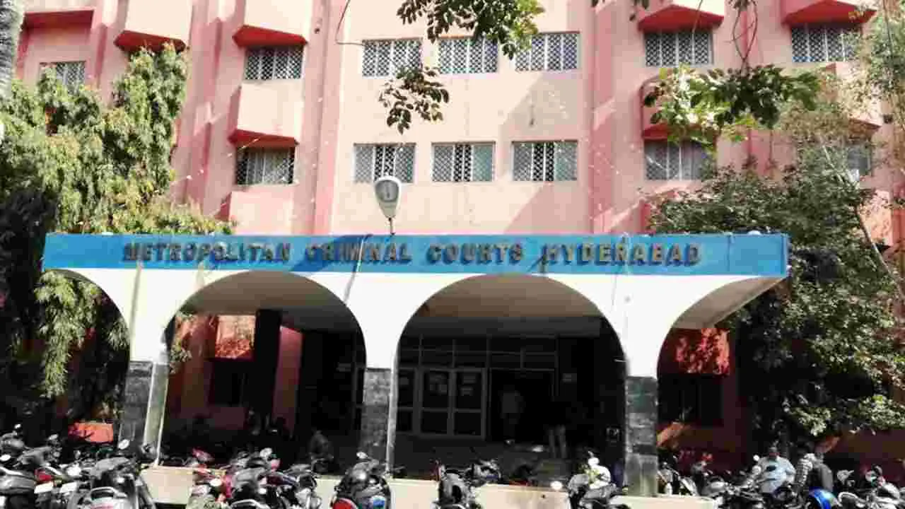 Hyderabad: కోర్టులో పందెం కోడి ‘పాట’