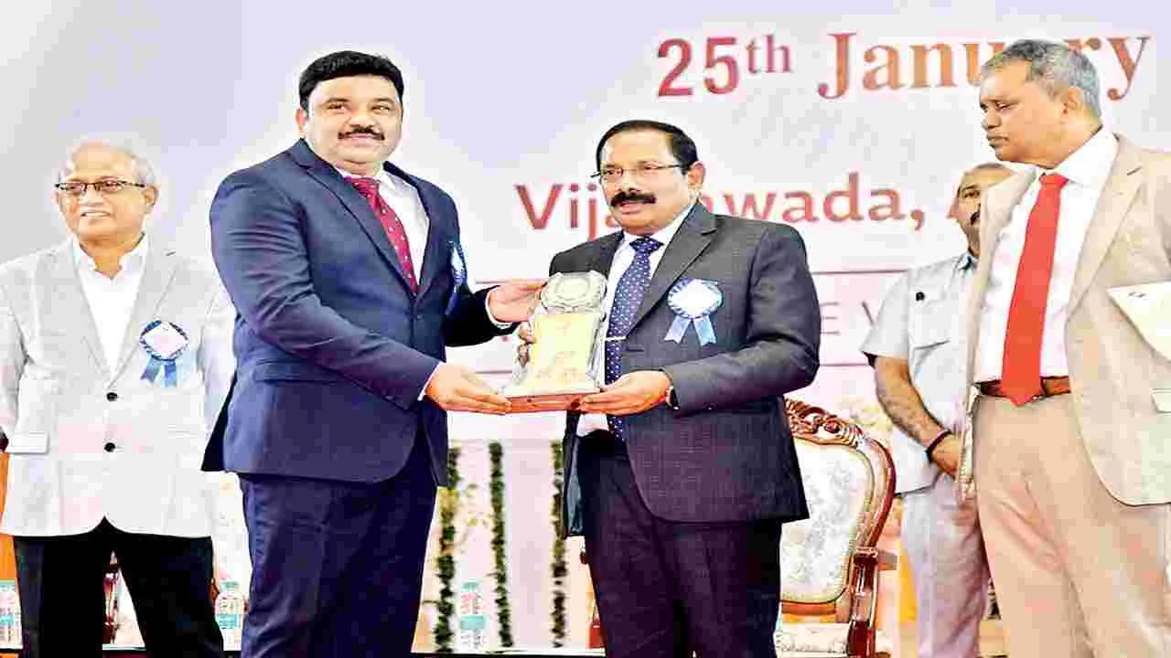 ‘బెస్ట్’ అవార్డు అందుకున్న కలెక్టర్