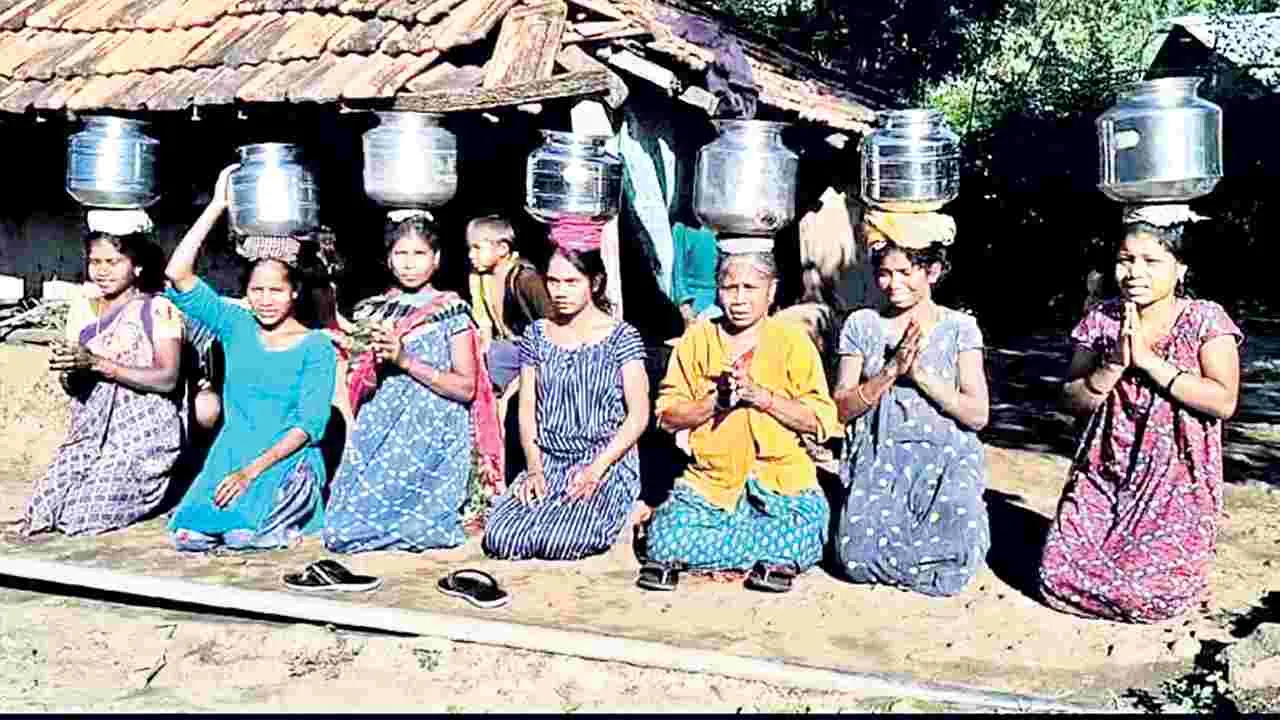 ఖాళీ బిందెలతో నిరసన