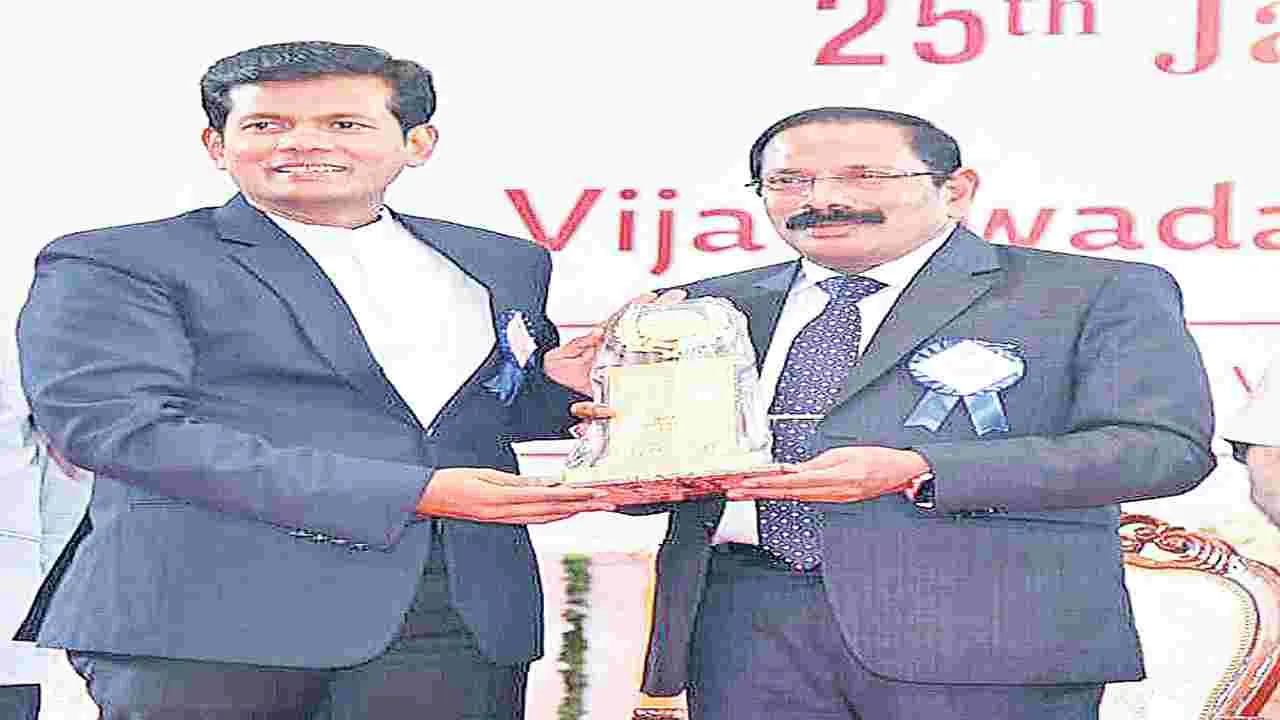 కలెక్టర్కు బెస్ట్ ఎలకో్ట్రరల్ ప్రాక్టీసెస్ అవార్డ్డు
