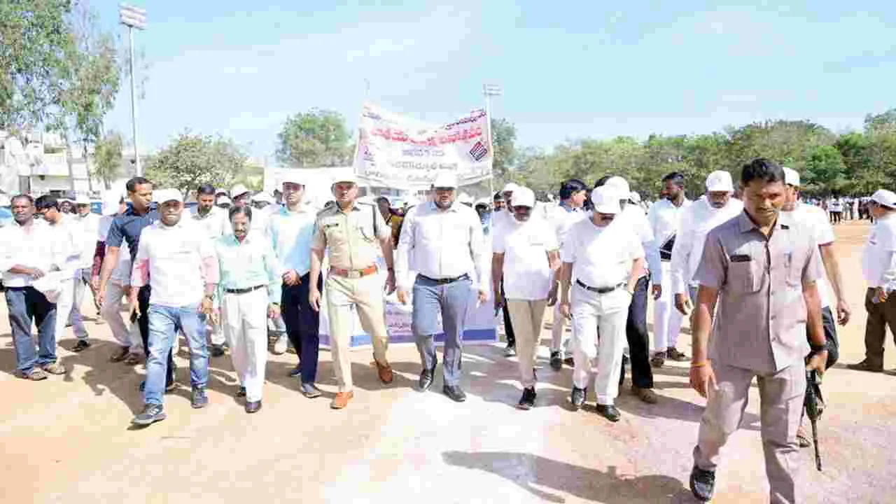 అర్హులందరికీ ఓటు హక్కు ఉండాలి