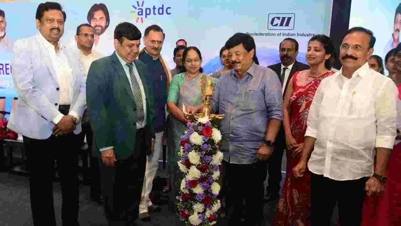 అసెంబ్లీ స్పీకర్ అయ్యన్న పాత్రుడు, టూరిజం మంత్రి కందుల దురేష్ వైజాగ్ రీజనల్ ఇన్ వెస్టర్స్ మీట్ంగ్‌లో పాల్గొన్నారు  