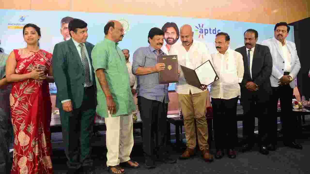 అసెంబ్లీ స్పీకర్ అయ్యన్న పాత్రుడు, టూరిజం మంత్రి కందుల దురేష్ వైజాగ్ రీజనల్ ఇన్ వెస్టర్స్ మీట్ంగ్‌లో పాల్గొన్నారు  