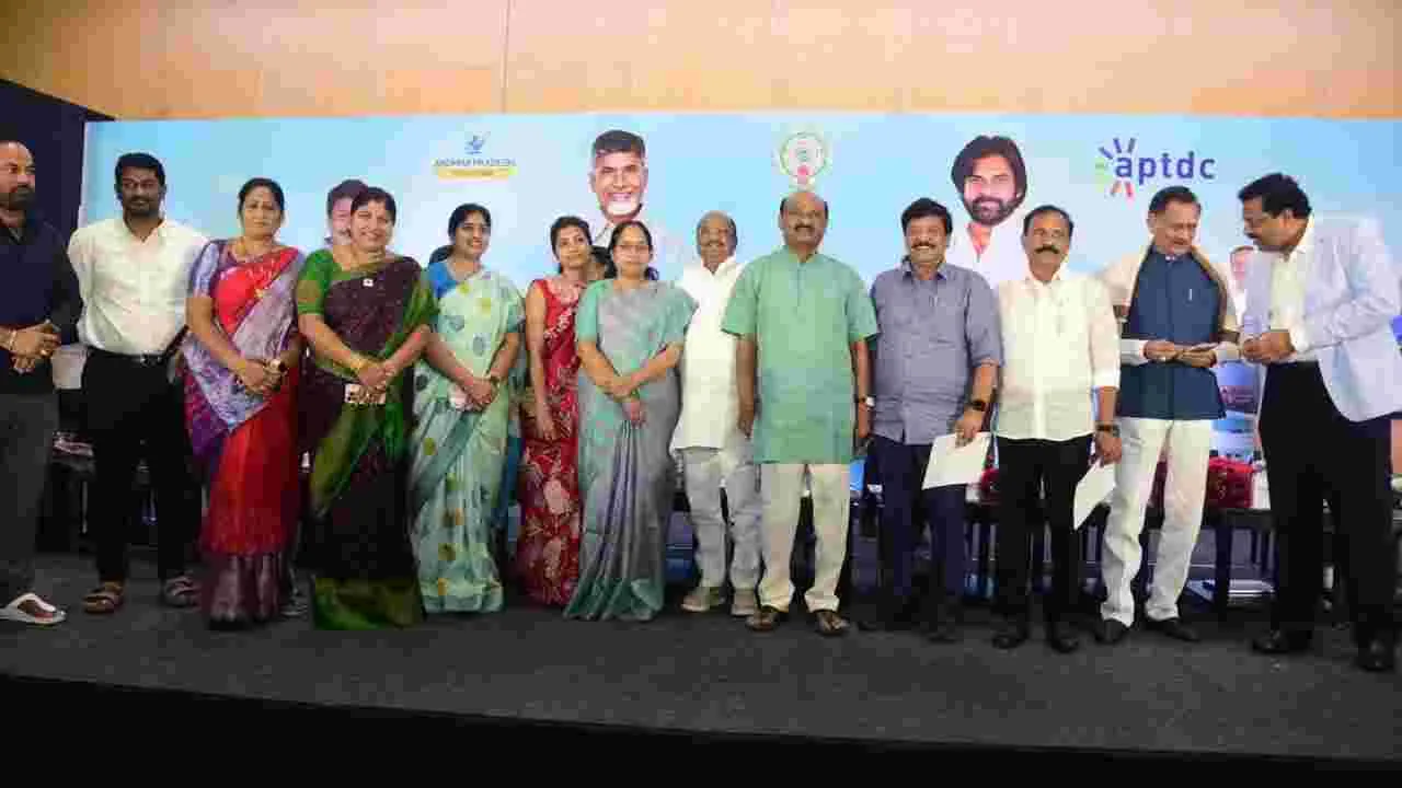 అసెంబ్లీ స్పీకర్ అయ్యన్న పాత్రుడు, టూరిజం మంత్రి కందుల దురేష్ వైజాగ్ రీజనల్ ఇన్ వెస్టర్స్ మీట్ంగ్‌లో పాల్గొన్నారు  