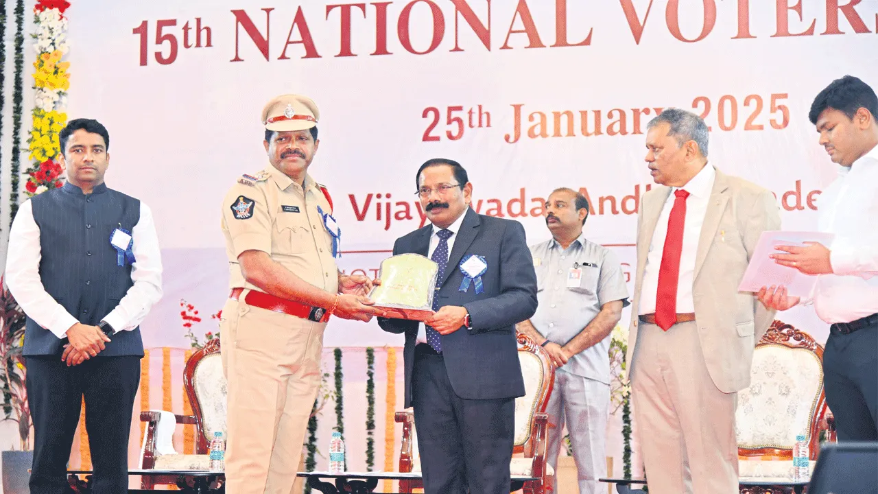 ఉత్తమ ఎన్నికల పురస్కారం అందుకున్న సీఐ