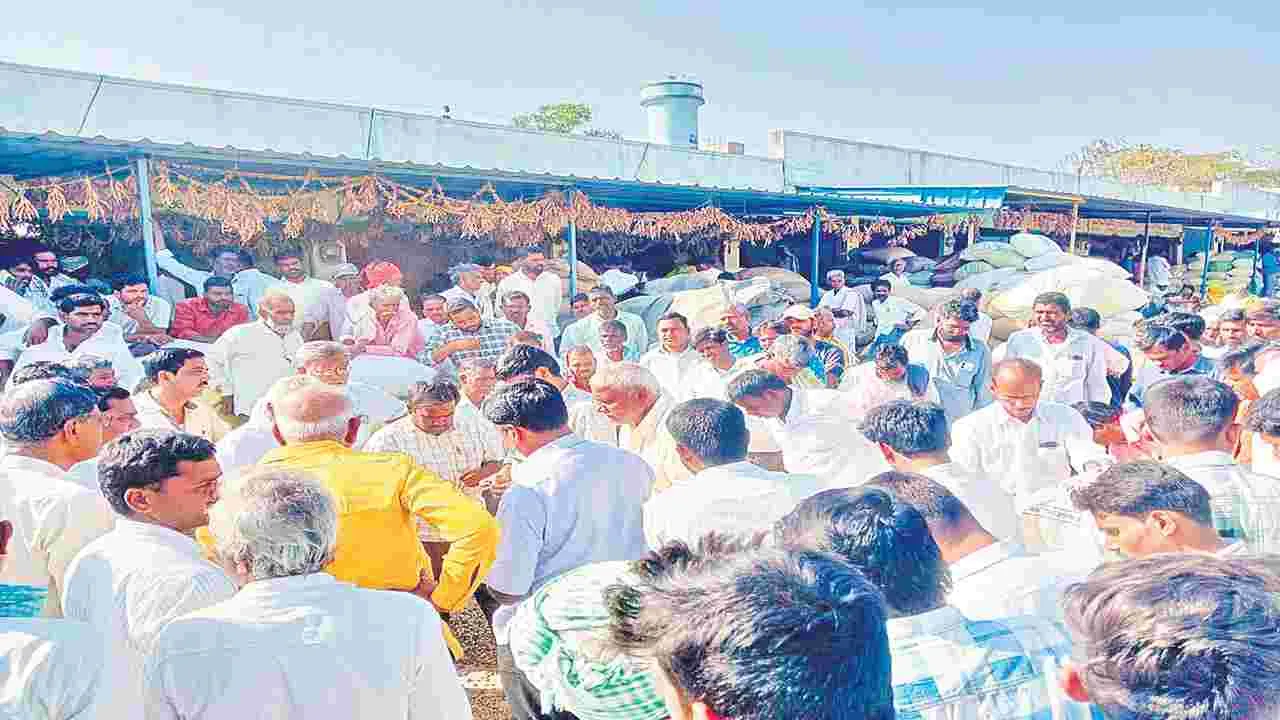 వేరుశనగ ధర తగ్గించడంపై ఆందోళన