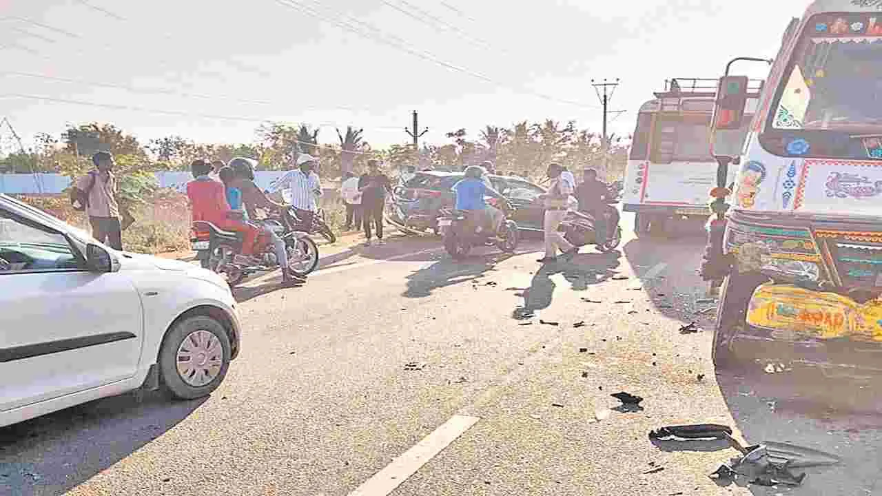 రెండు వాహనాలు ఢీ.. ఆరుగురికి గాయాలు