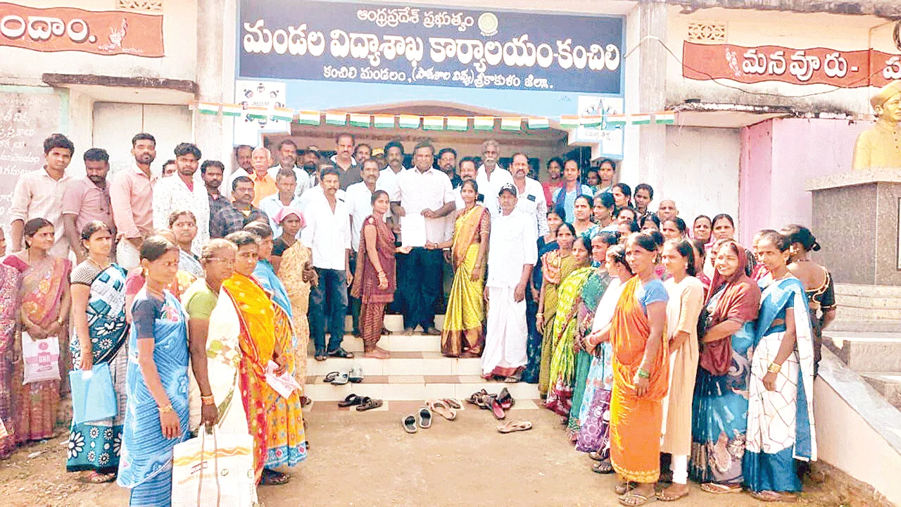 ప్రాఽథమిక పాఠశాలను విలీనం చేయవద్దు