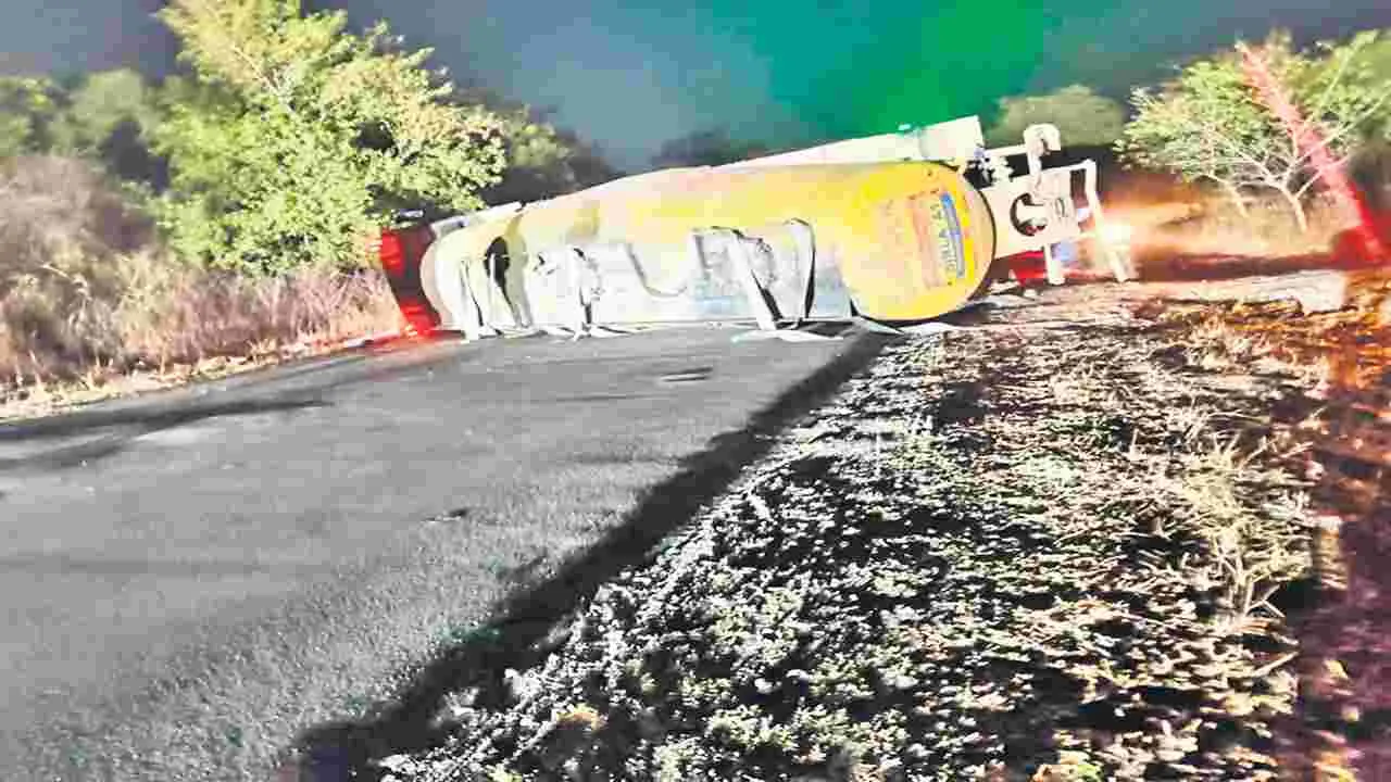 సిమెంట్‌ లారీ బోల్తా