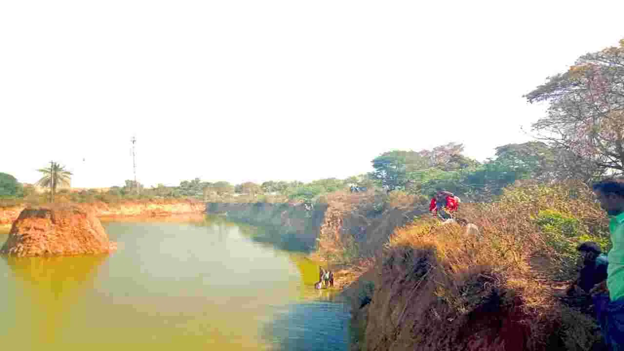 నీటి గుంతలో పడి చిన్నారి మృతి