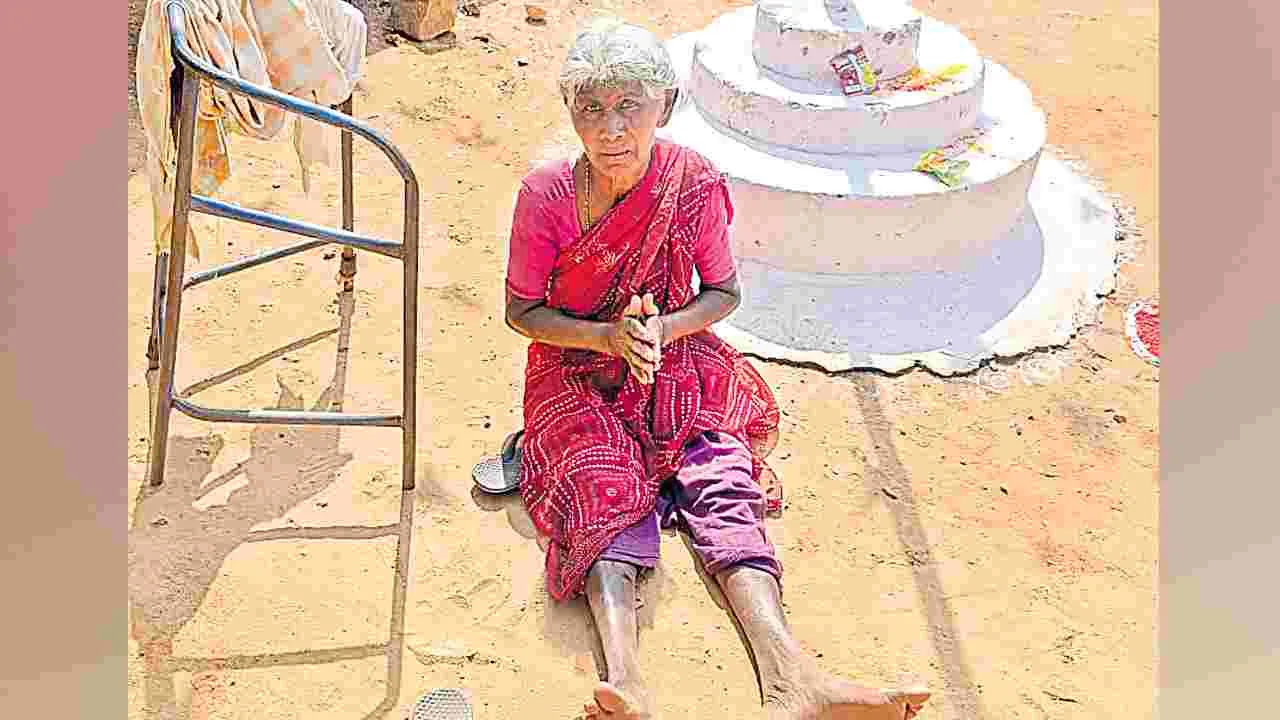 Pension: పింఛన్ కోసం 80 ఏళ్ల వృద్ధురాలి ఎదురుచూపు