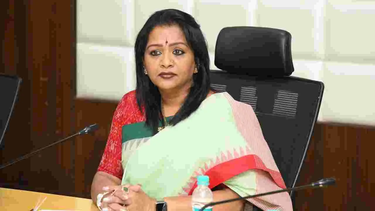 GHMC Mayor Vijayalakshmi: ఫుట్‌పాత్‌పై జారిపడ్డ జీహెచ్ఎమ్‌సీ మేయర్ విజయలక్ష్మి