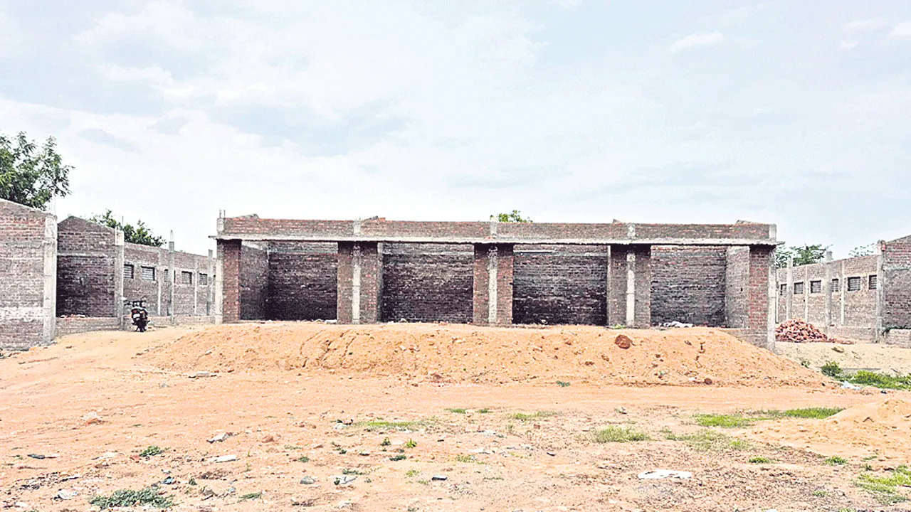 అర్ధంతరంగా ఆగిన రైతుబజారు