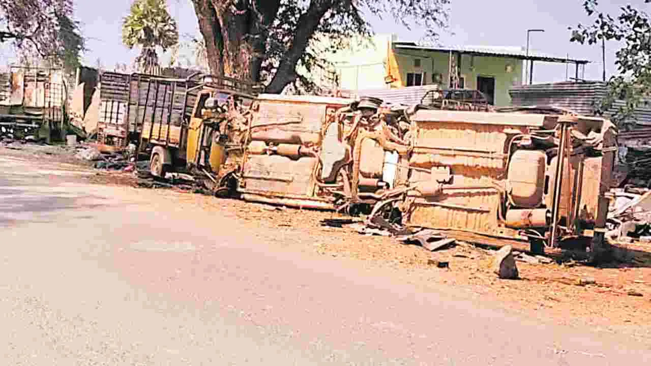 రోడ్డూ ఆక్రమించెయ్!