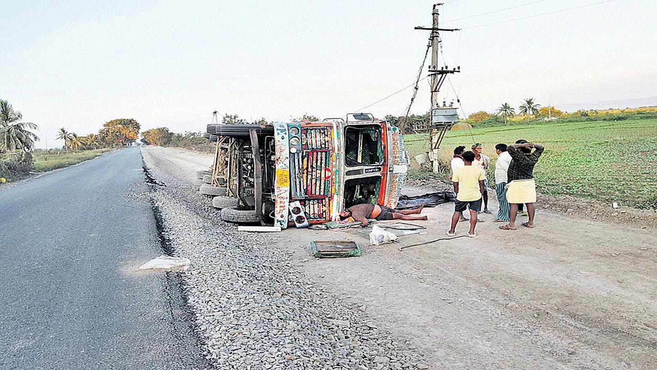 సిమెంట్‌ లారీ బోల్తా - డ్రైవర్‌ మృతి 