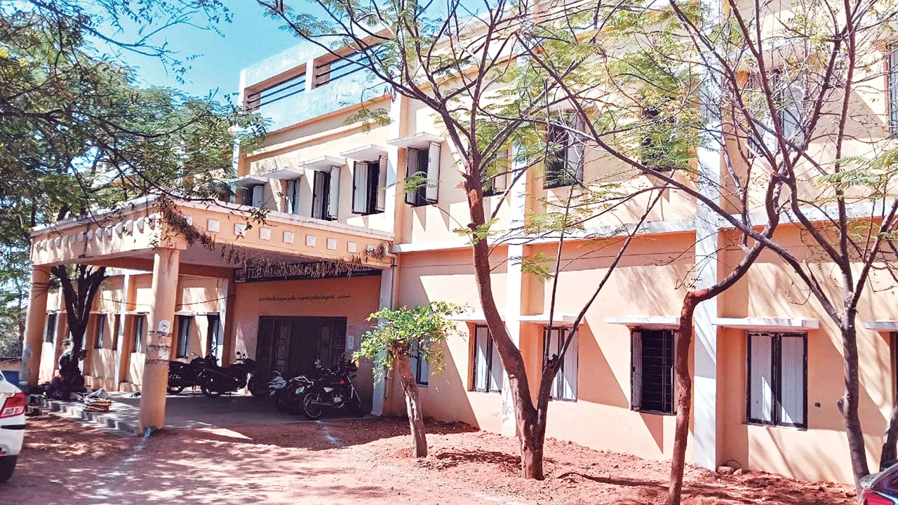 కార్పొరేట్కు దీటుగా.. ‘ఆదర్శ’ బోధన