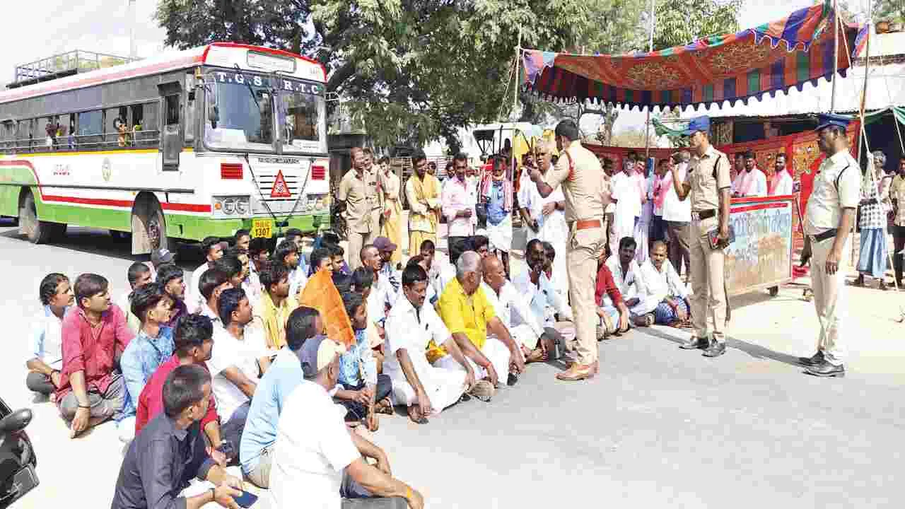 ఫుడ్ పాయిజన్పై పార్టీల ఆందోళన
