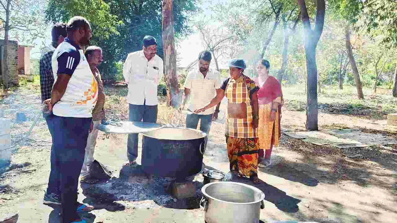 విద్యార్థులకు మెనూ ప్రకారం భోజనం పెట్టాలి