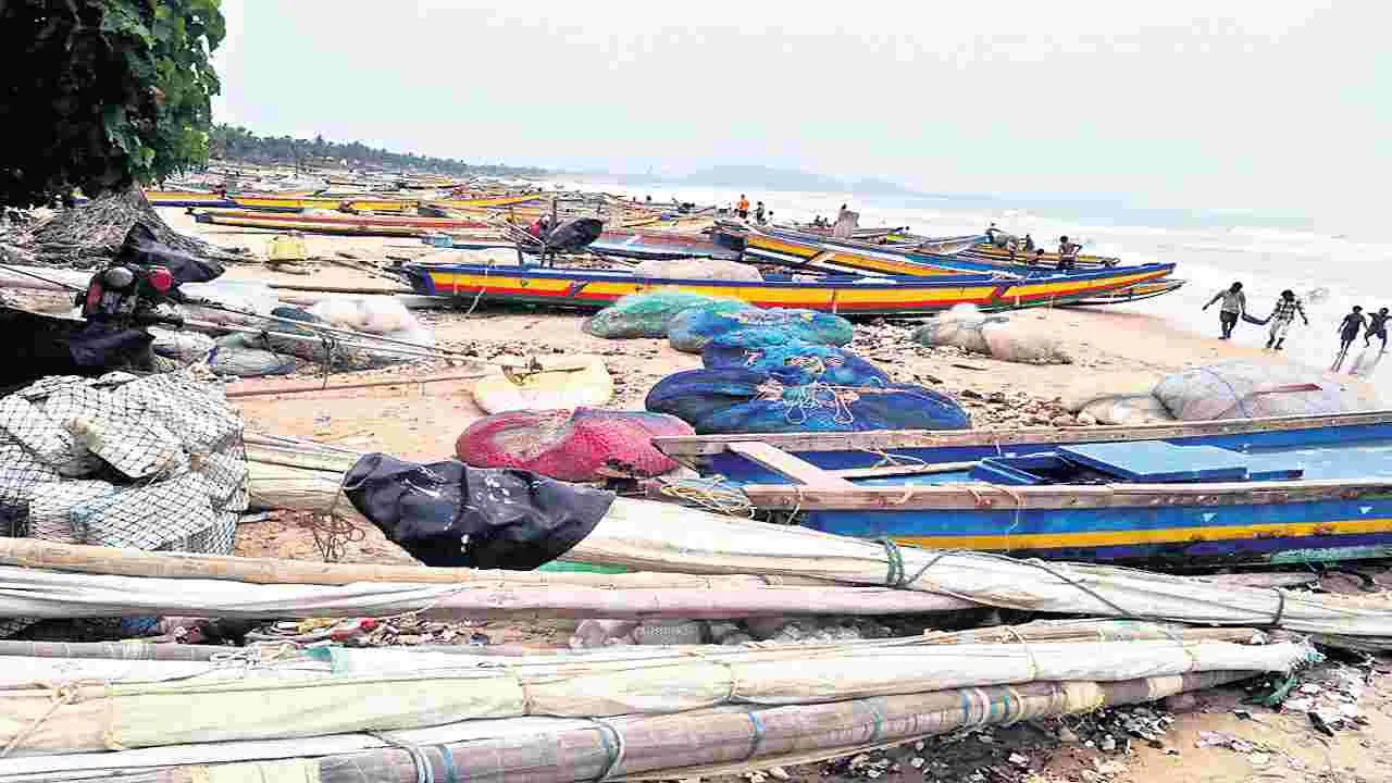 చేపల వేట నిషేధ భృతికి నిరీక్షణ