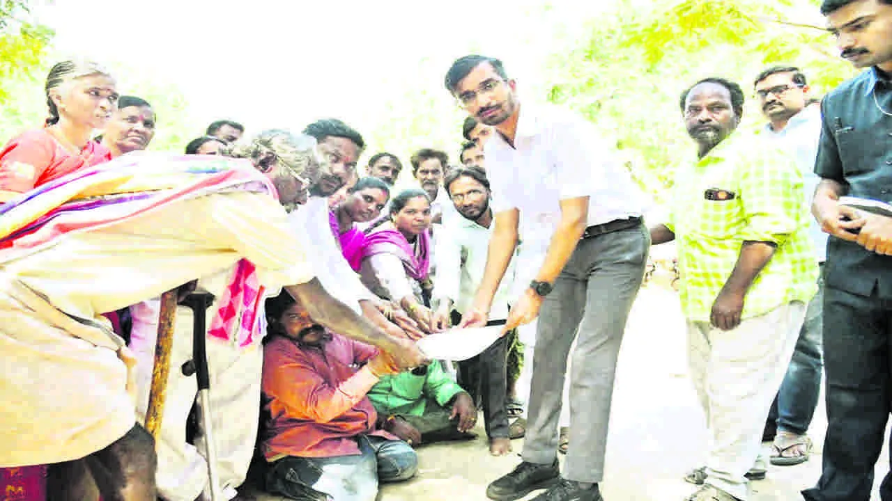 COLLECTOR : అర్జీల పరిష్కారంపై దృష్టిపెట్టండి : కలెక్టర్‌