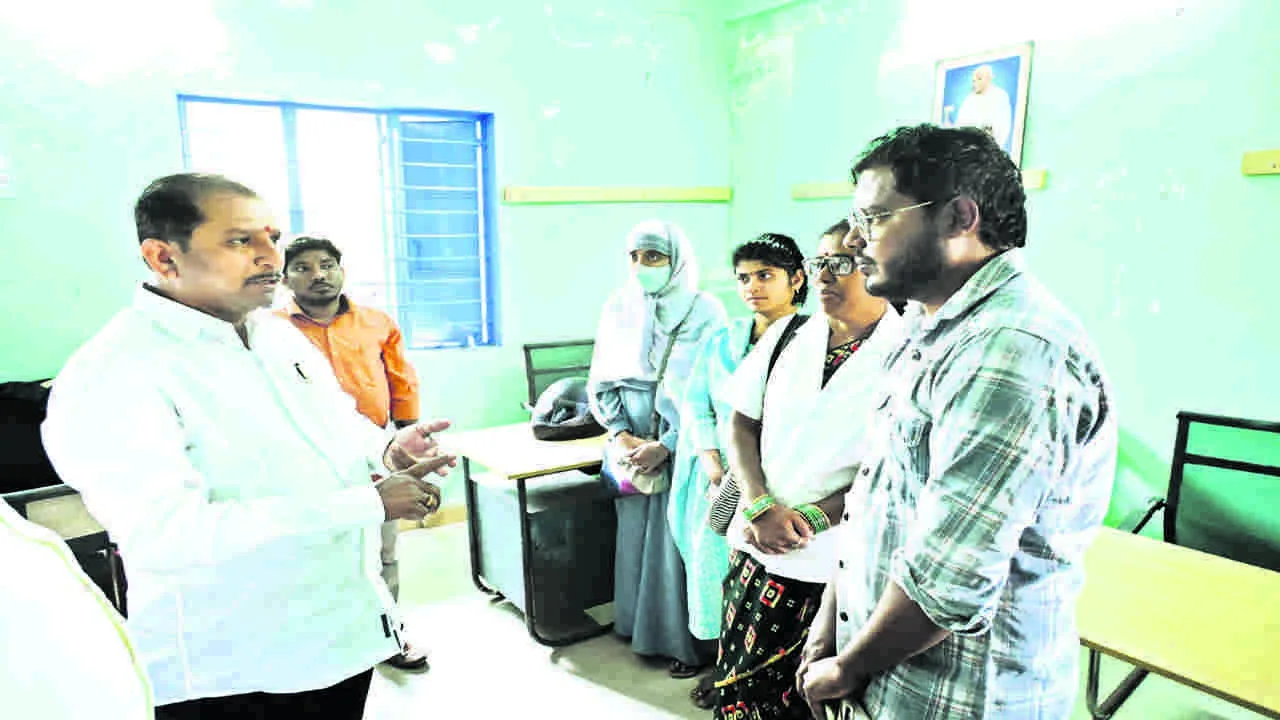 MLA : సీఎం, డిప్యూటీ సీఎం ఫొటోలెక్కడ..?