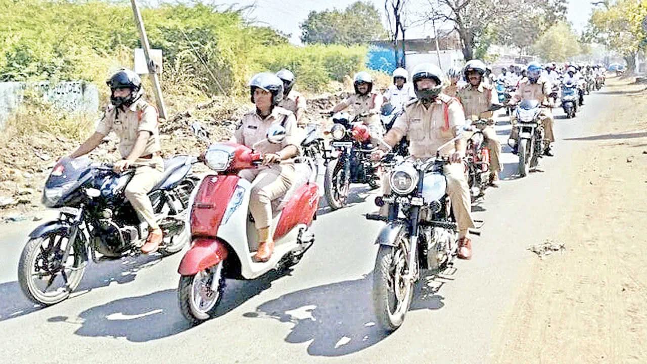 వేగం కన్నా ప్రాణం ముఖ్యం : డీఎస్పీ