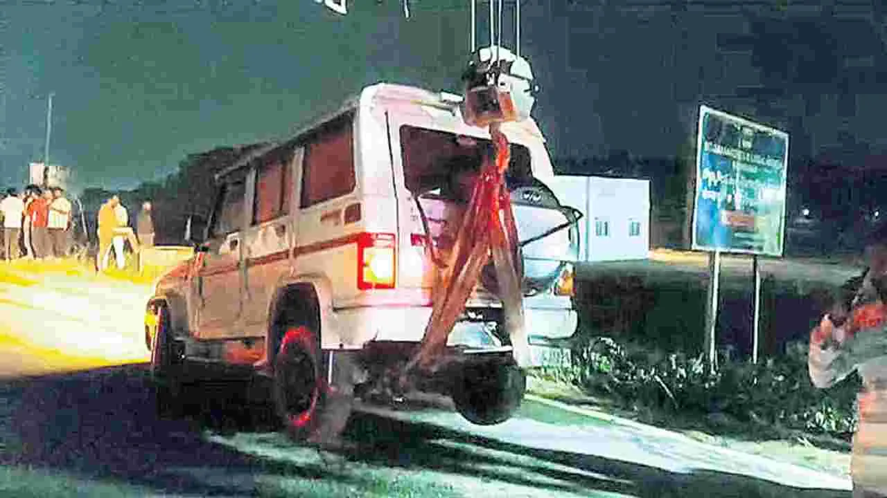 ఏలేరు కాలువలోకి దూసుకెళ్లిన వ్యాన్